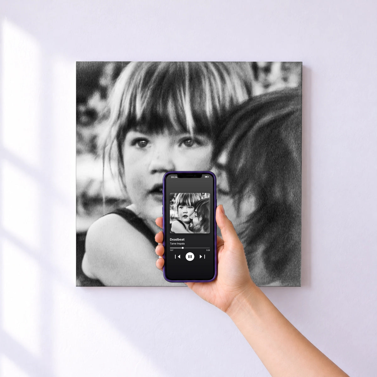 Affiche connectée Deadbeat de Tame Impala au mur : l'album se lance en approchant le téléphone