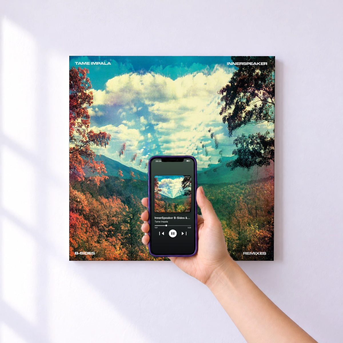 Affiche connectée InnerSpeaker B-Sides & Remixes de Tame Impala au mur : l'album se lance en approchant le téléphone