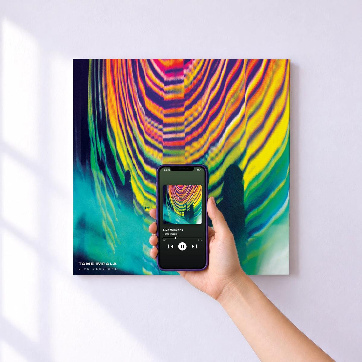 Affiche connectée Live Versions de Tame Impala au mur : l'album se lance en approchant le téléphone
