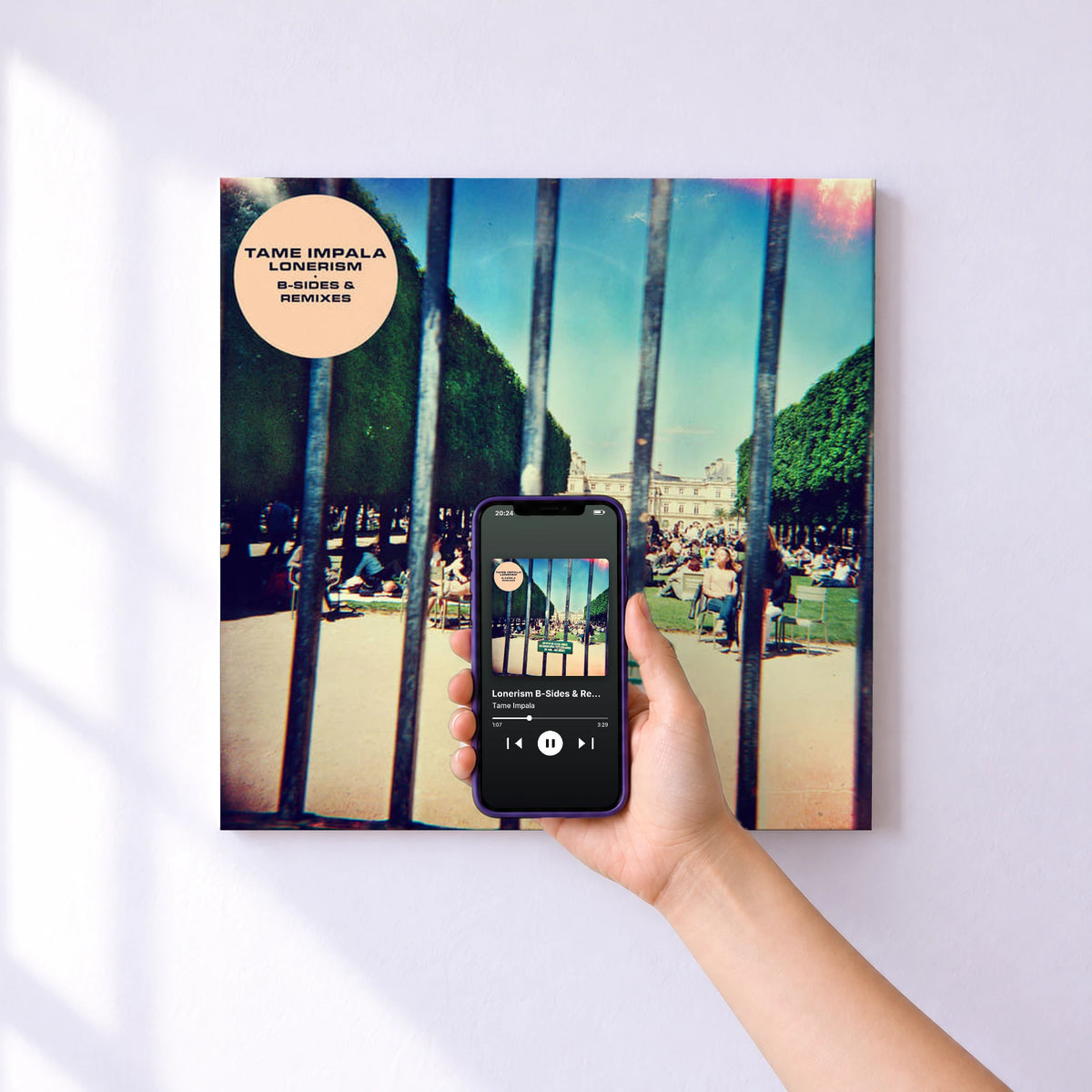 Affiche connectée Lonerism B-Sides & Remixes de Tame Impala au mur : l'album se lance en approchant le téléphone