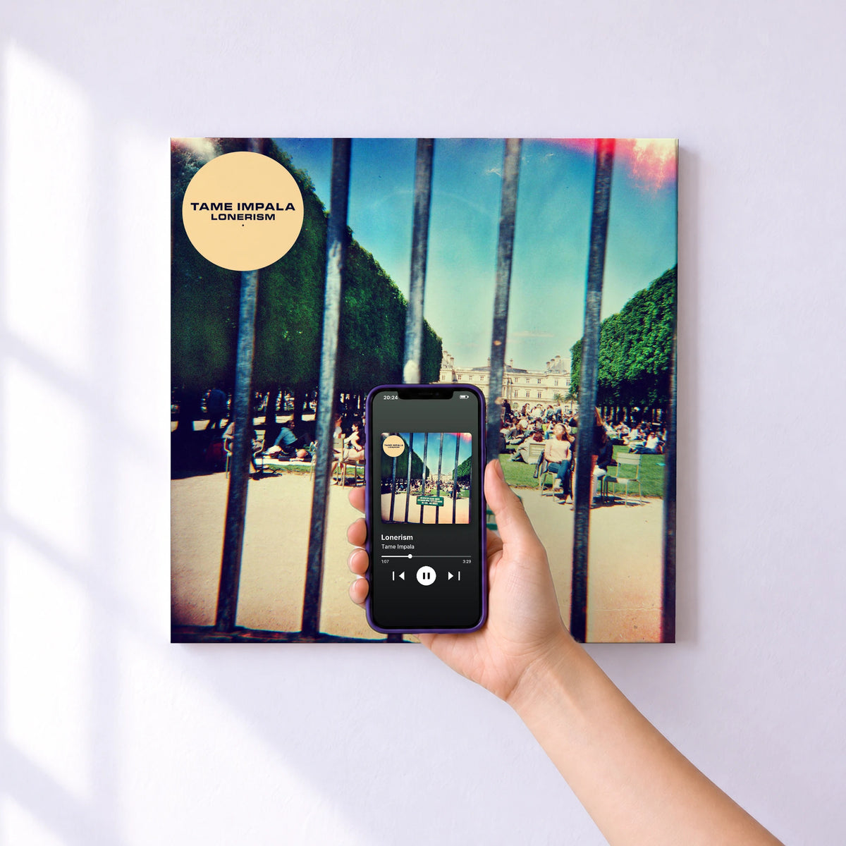 Affiche connectée Lonerism de Tame Impala au mur : l'album se lance en approchant le téléphone
