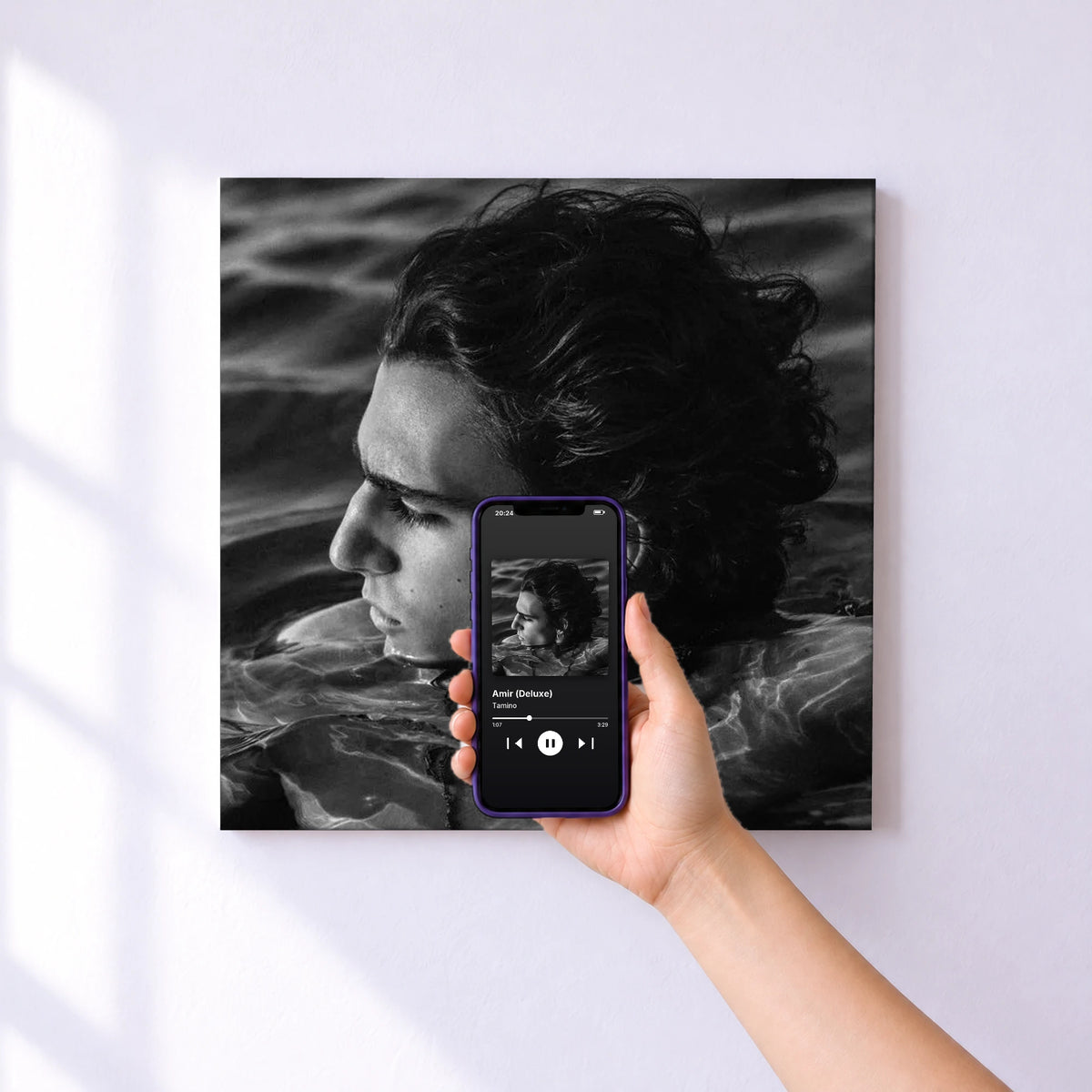 Affiche connectée Amir (Deluxe) de Tamino au mur : l'album se lance en approchant le téléphone