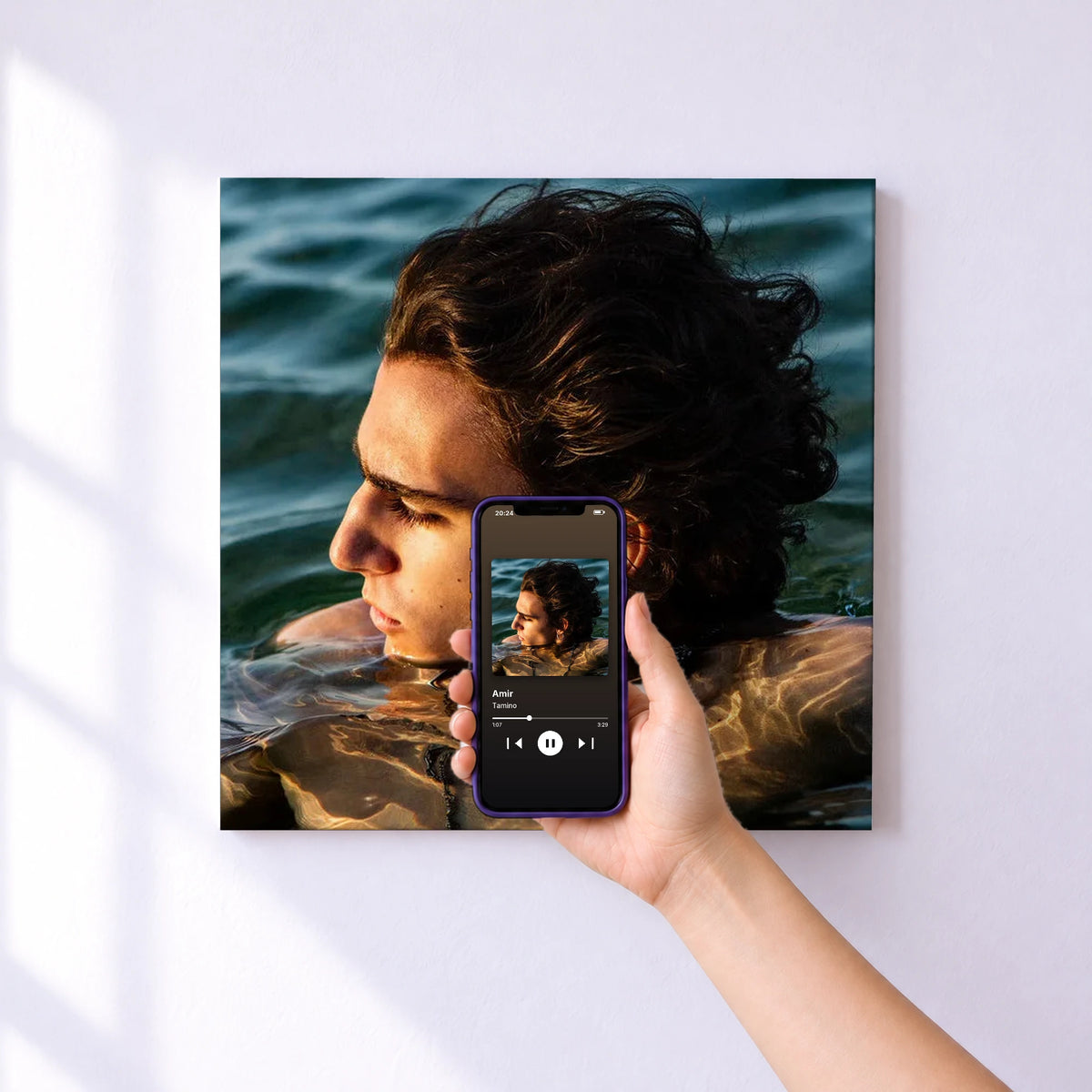 Affiche connectée Amir de Tamino au mur : l'album se lance en approchant le téléphone