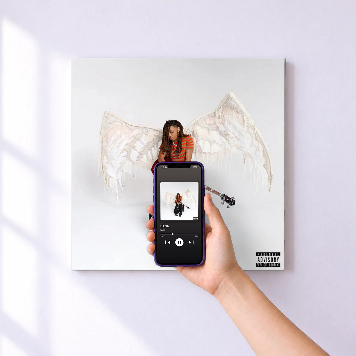 Affiche connectée BANA de tana au mur : l'album se lance en approchant le téléphone