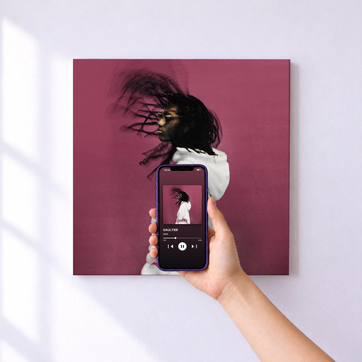 Affiche connectée GAULTIER de tana au mur : l'album se lance en approchant le téléphone
