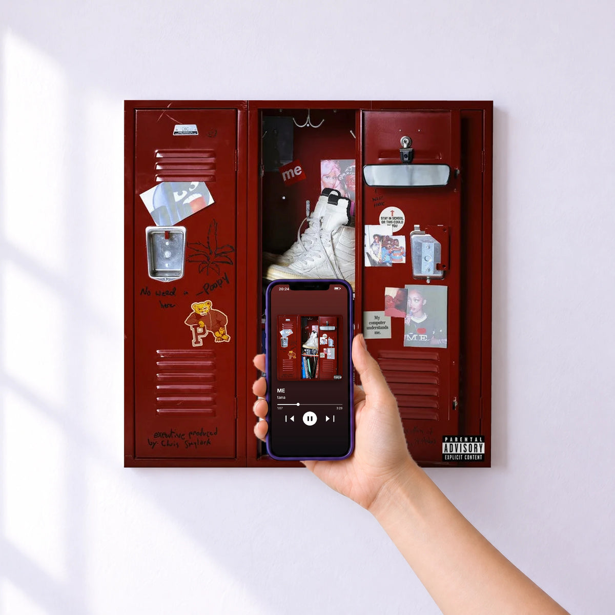 Affiche connectée ME de tana au mur : l'album se lance en approchant le téléphone