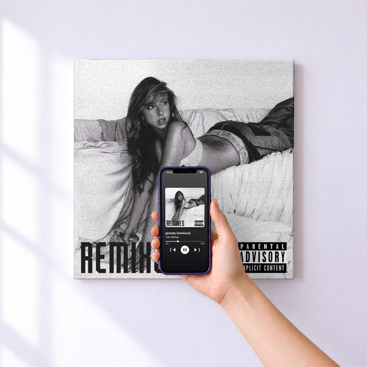 Affiche connectée greedy (remixes) de Tate McRae au mur : l'album se lance en approchant le téléphone