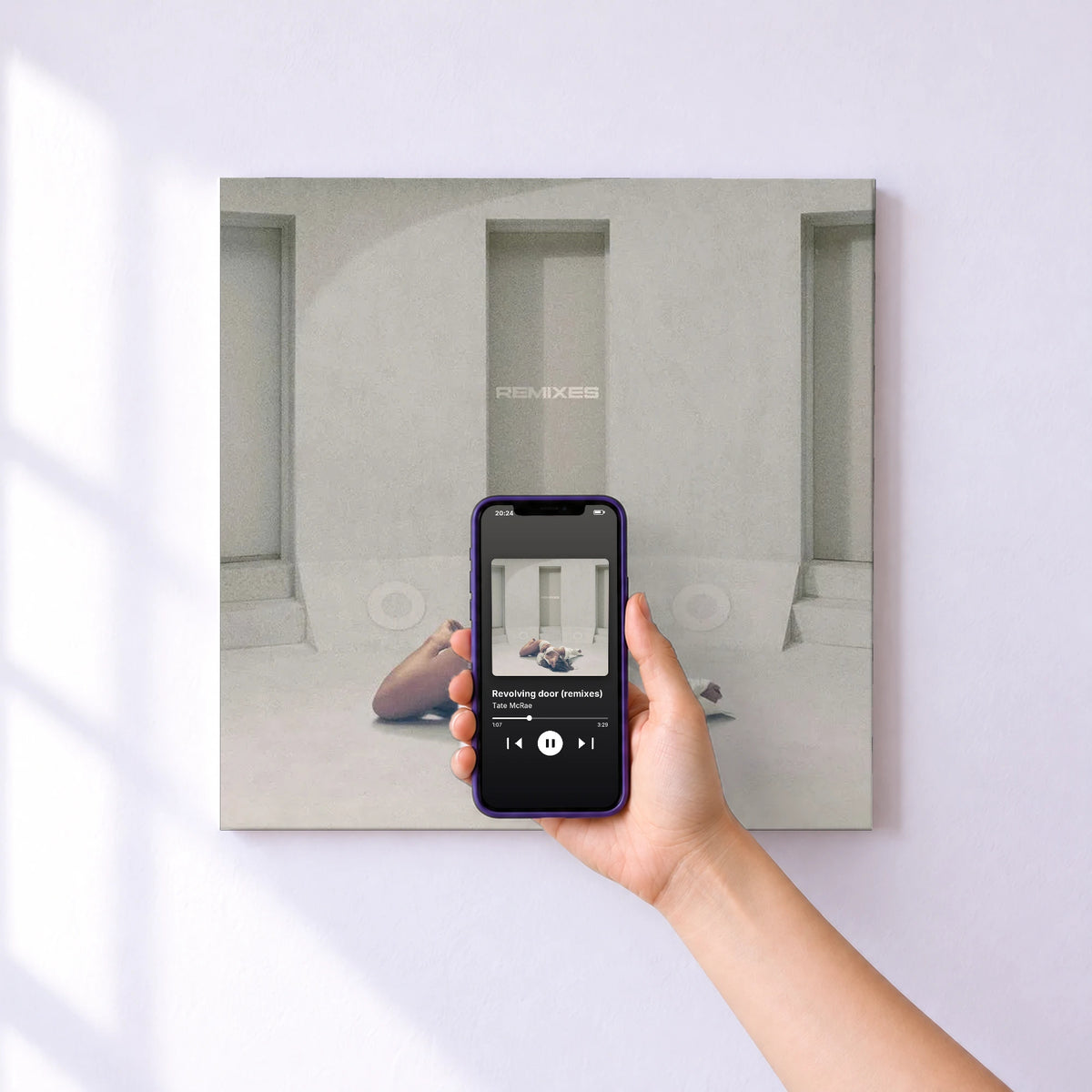 Affiche connectée Revolving door (remixes) de Tate McRae au mur : l'album se lance en approchant le téléphone