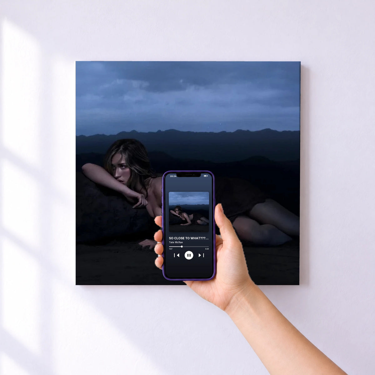 Affiche connectée SO CLOSE TO WHAT??? (deluxe) de Tate McRae au mur : l'album se lance en approchant le téléphone