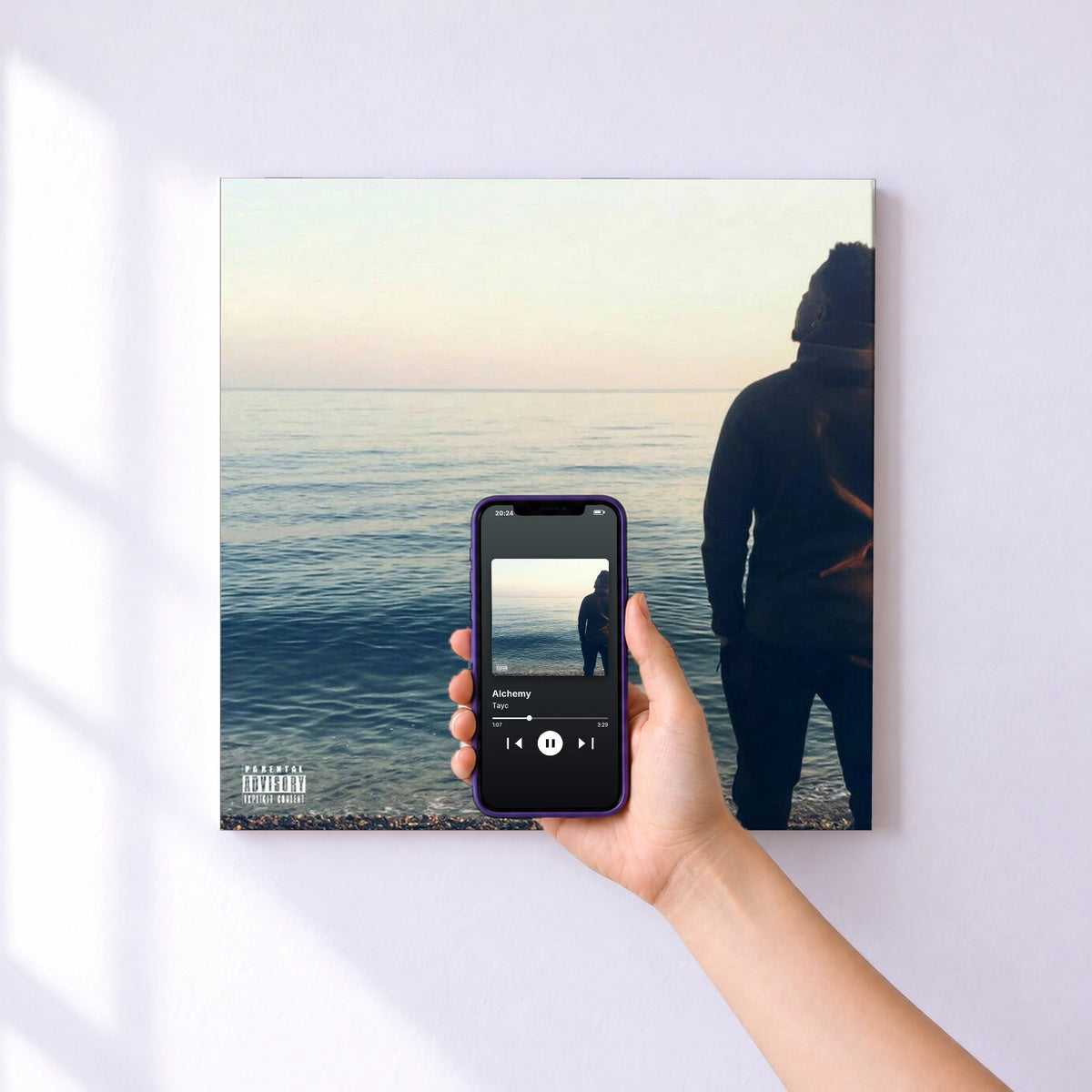 Affiche connectée Alchemy de Tayc au mur : l'album se lance en approchant le téléphone