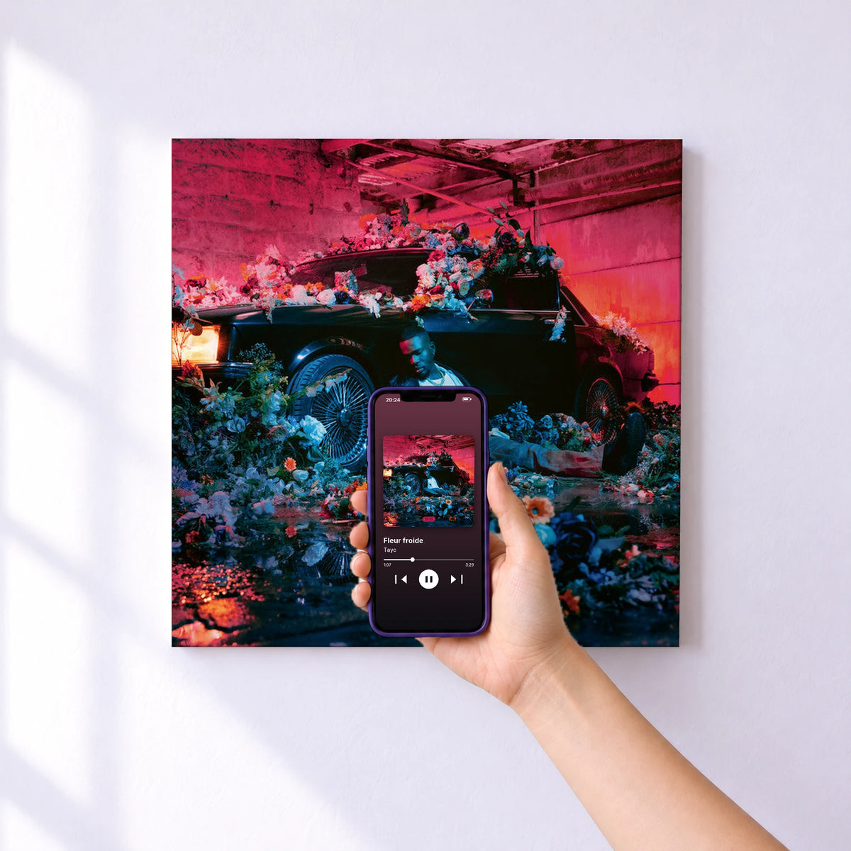 Affiche connectée Fleur froide de Tayc au mur : l'album se lance en approchant le téléphone