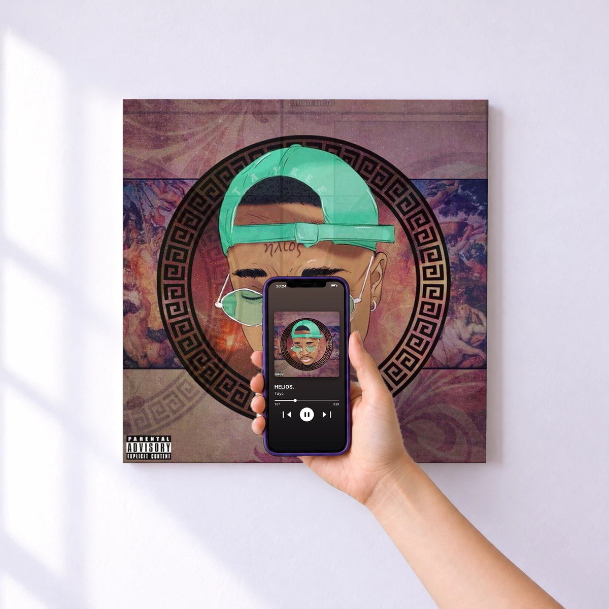 Affiche connectée HELIOS. de Tayc au mur : l'album se lance en approchant le téléphone