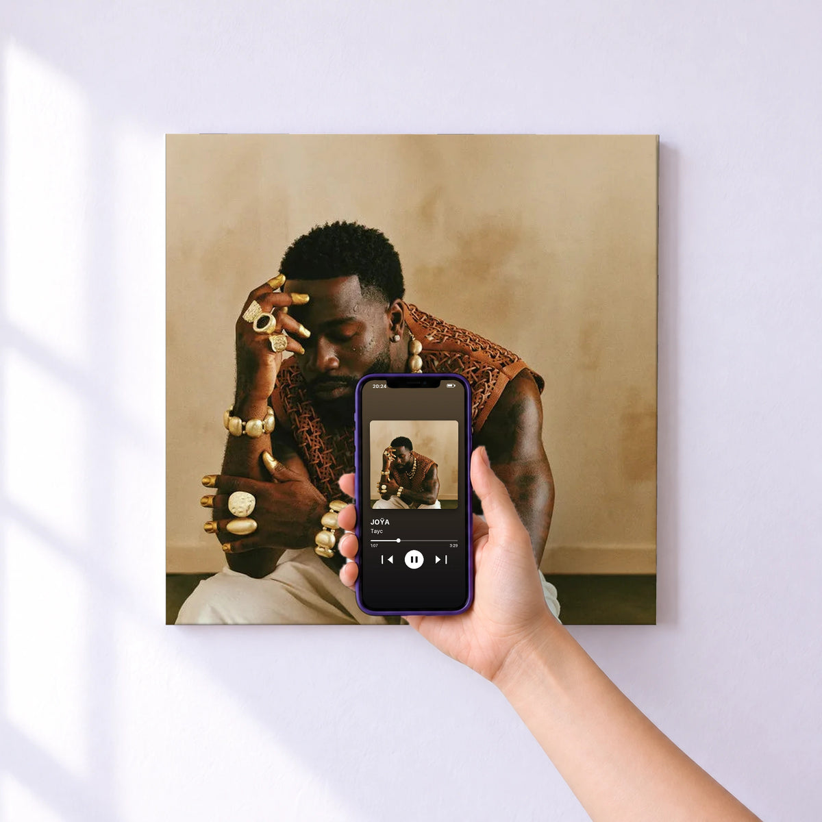 Affiche connectée JOŸA de Tayc au mur : l'album se lance en approchant le téléphone
