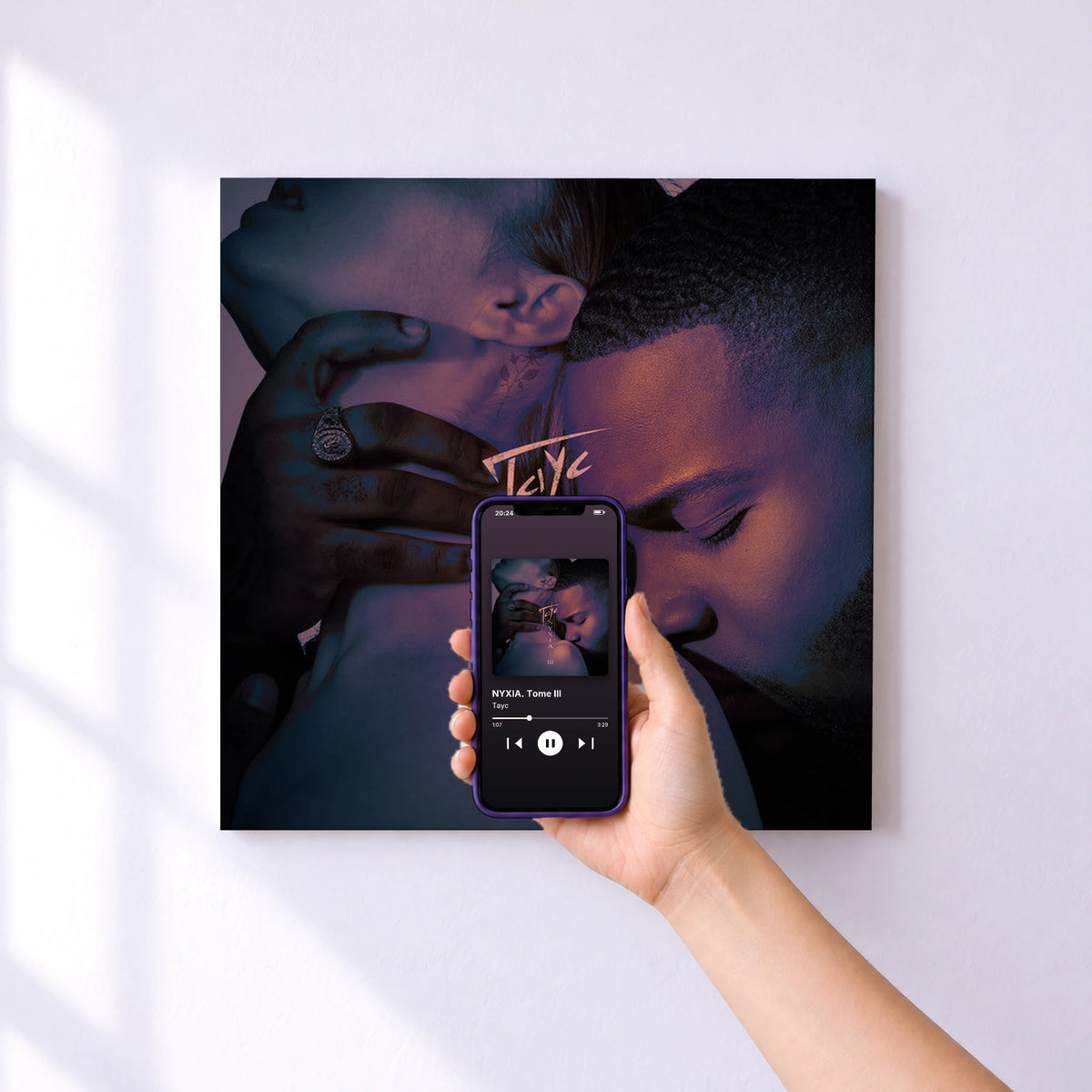Affiche connectée NYXIA. Tome III de Tayc au mur : l'album se lance en approchant le téléphone