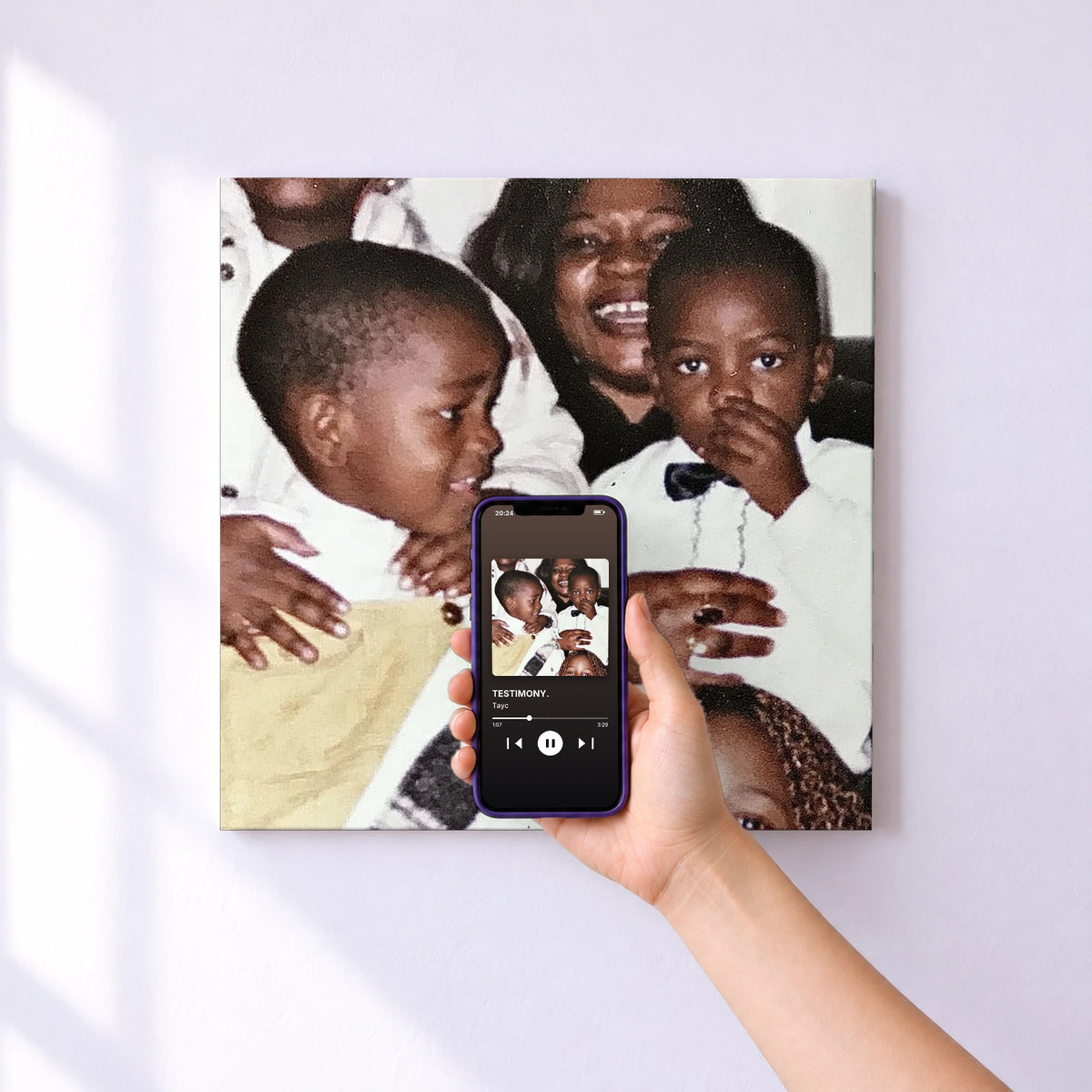 Affiche connectée TESTIMONY. de Tayc au mur : l'album se lance en approchant le téléphone