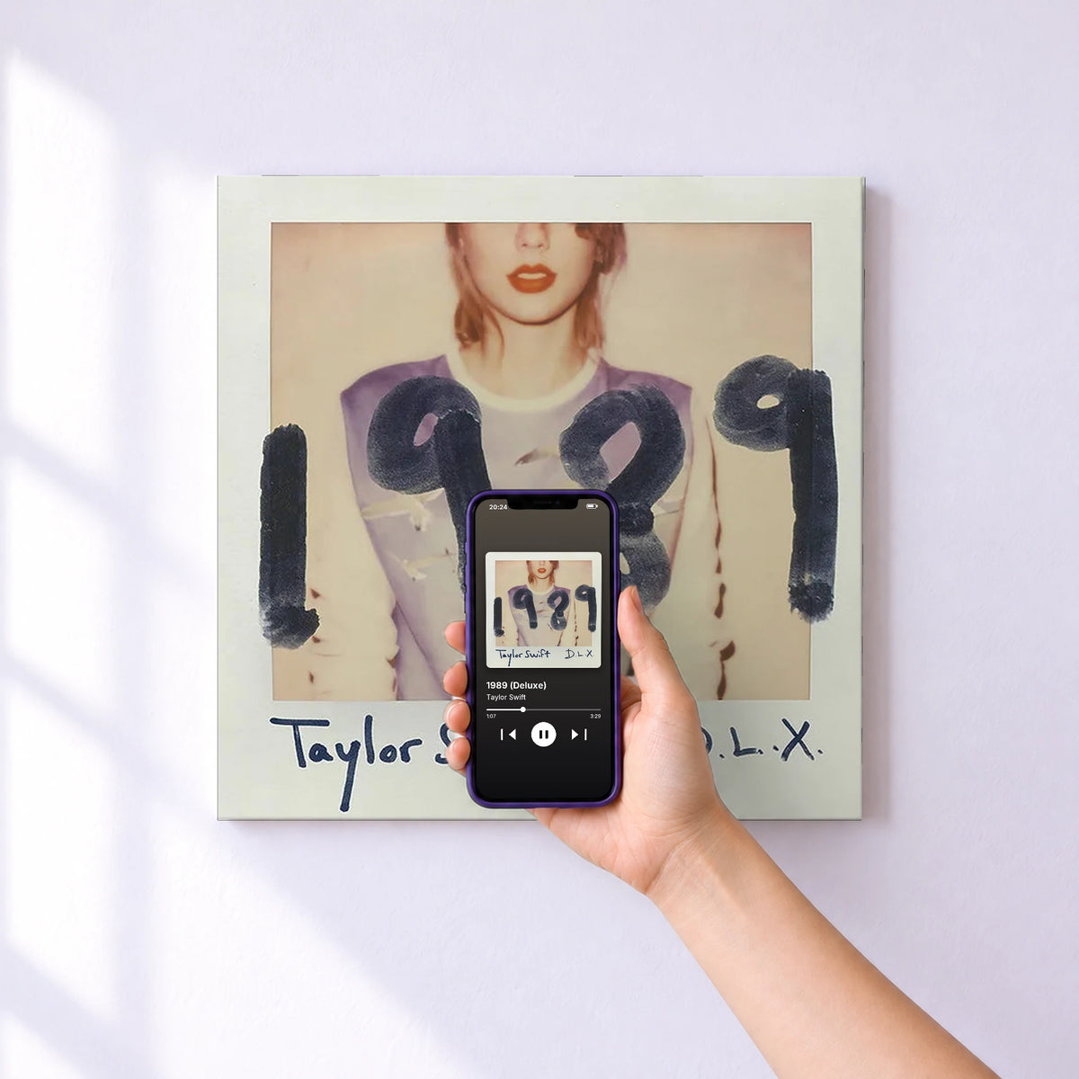 Affiche connectée 1989 (Deluxe) de Taylor Swift au mur : l'album se lance en approchant le téléphone