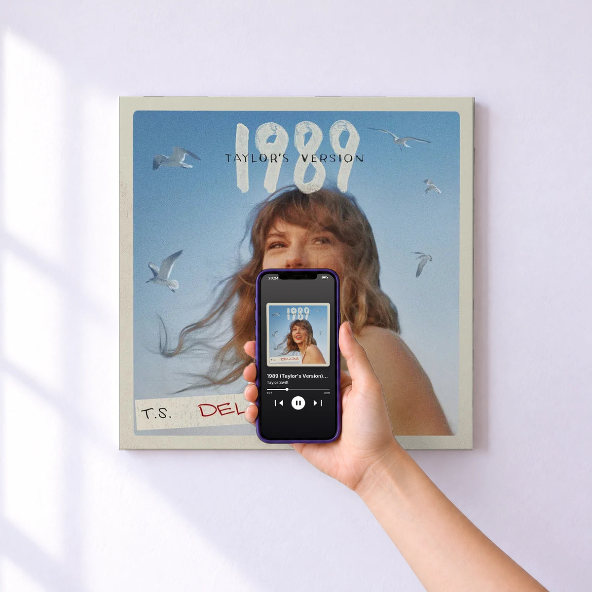 Affiche connectée 1989 (Taylor's Version) [Deluxe] de Taylor Swift au mur : l'album se lance en approchant le téléphone