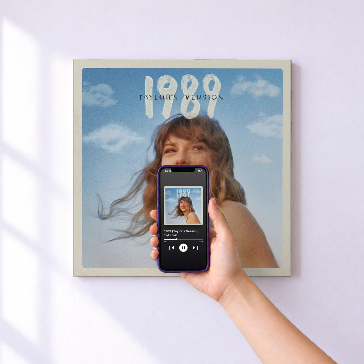 Affiche connectée 1989 (Taylor's Version) de Taylor Swift au mur : l'album se lance en approchant le téléphone