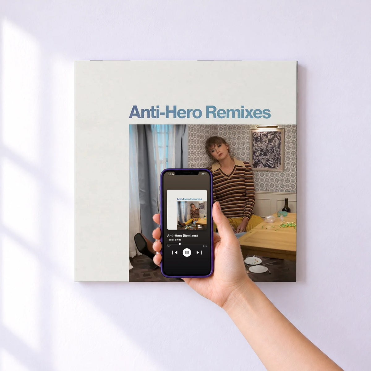 Affiche connectée Anti-Hero (Remixes) de Taylor Swift au mur : l'album se lance en approchant le téléphone