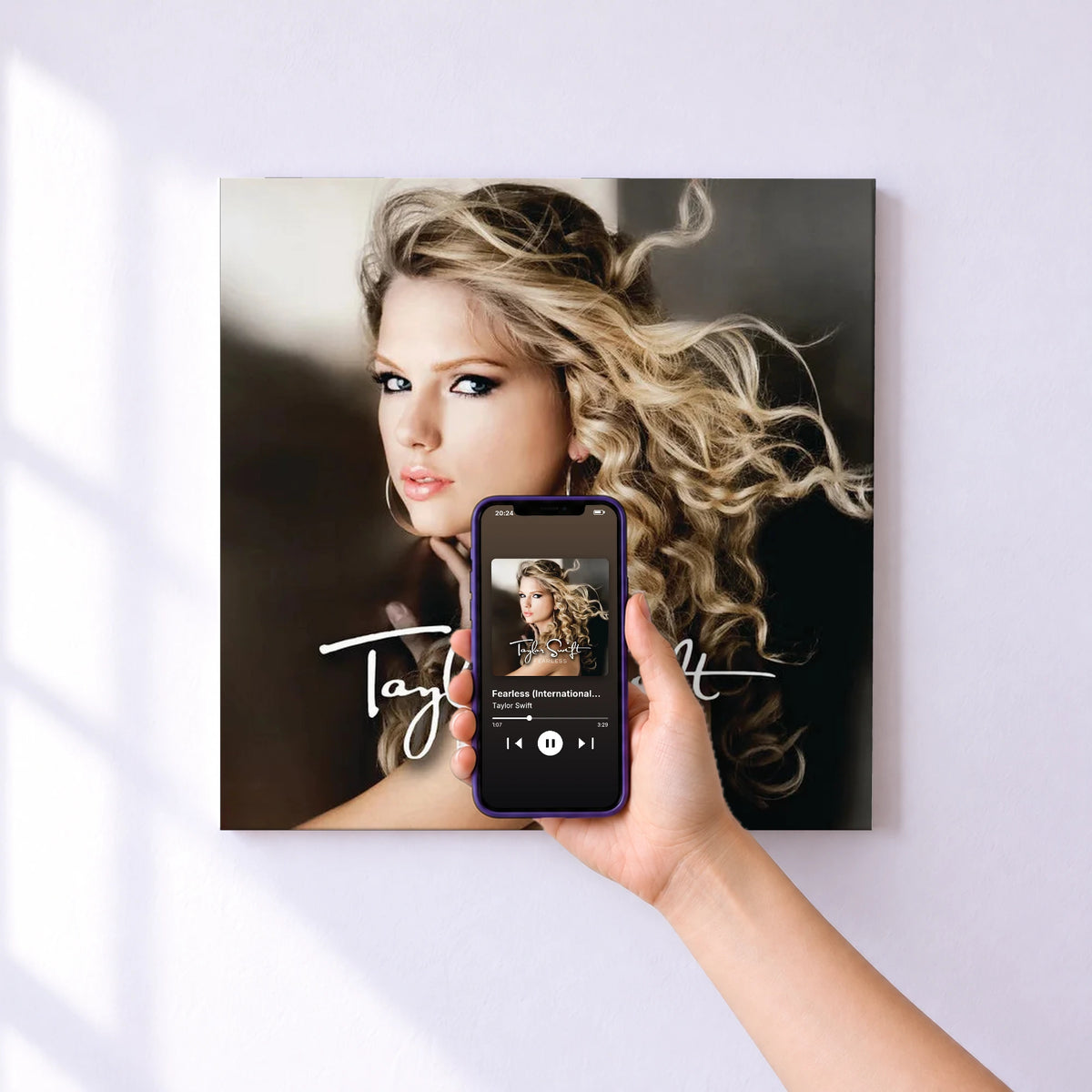 Affiche connectée Fearless (International Version) de Taylor Swift au mur : l'album se lance en approchant le téléphone