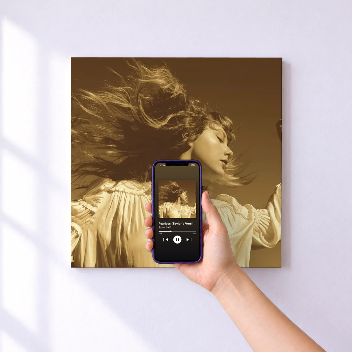 Affiche connectée Fearless (Taylor's Version) de Taylor Swift au mur : l'album se lance en approchant le téléphone