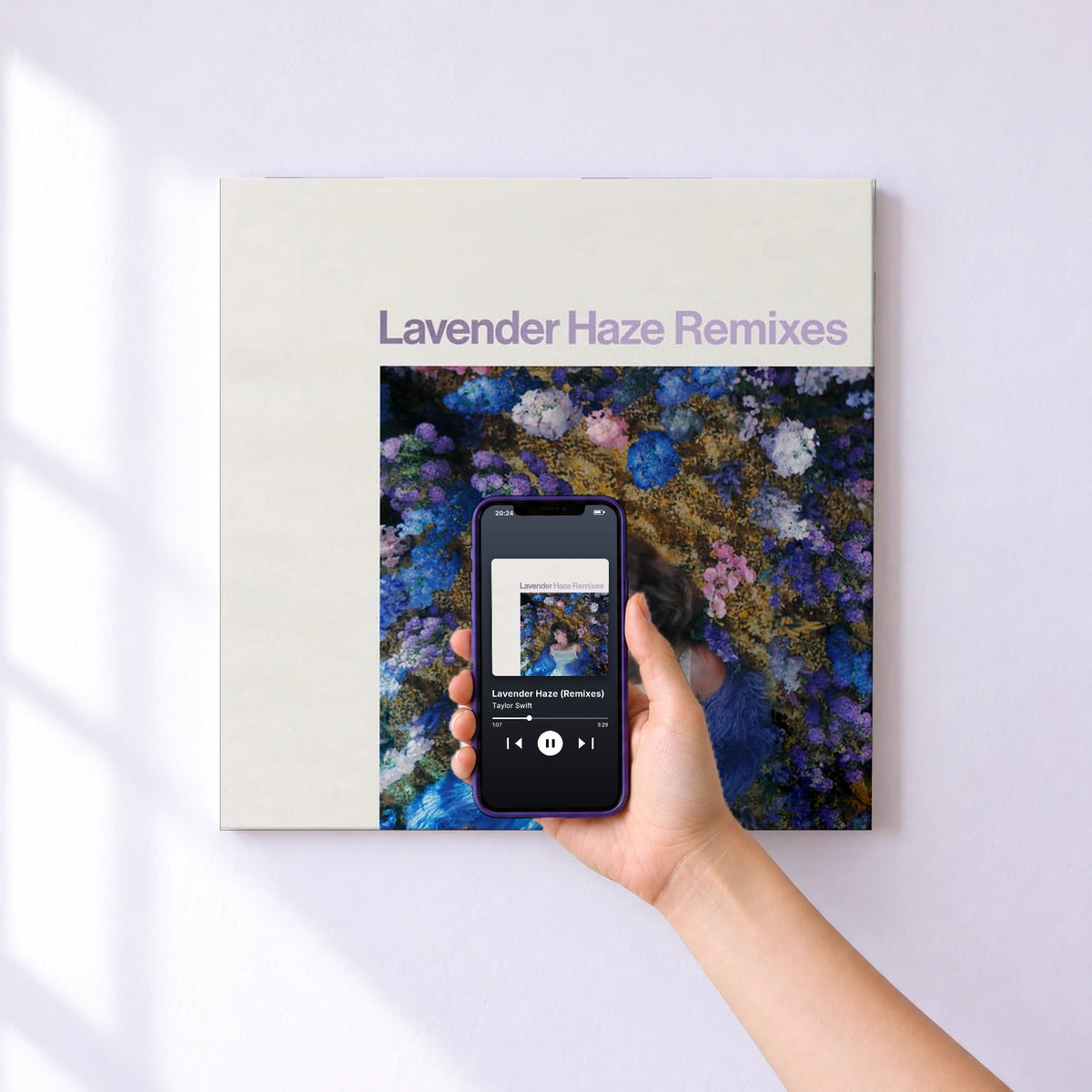 Affiche connectée Lavender Haze (Remixes) de Taylor Swift au mur : l'album se lance en approchant le téléphone
