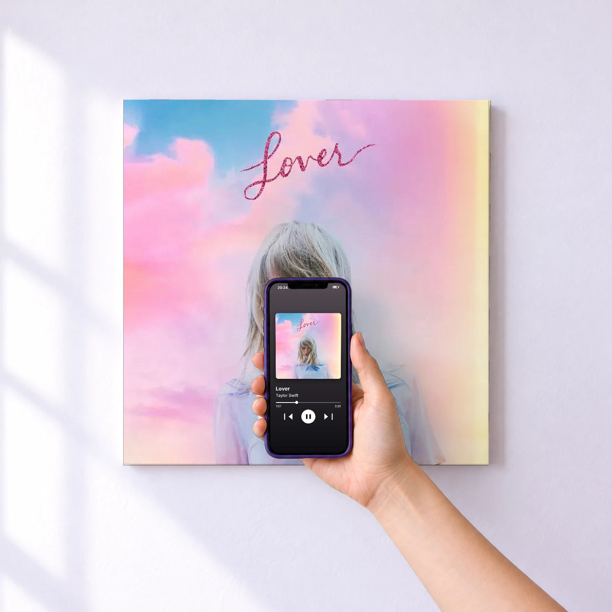 Affiche connectée Lover de Taylor Swift au mur : l'album se lance en approchant le téléphone