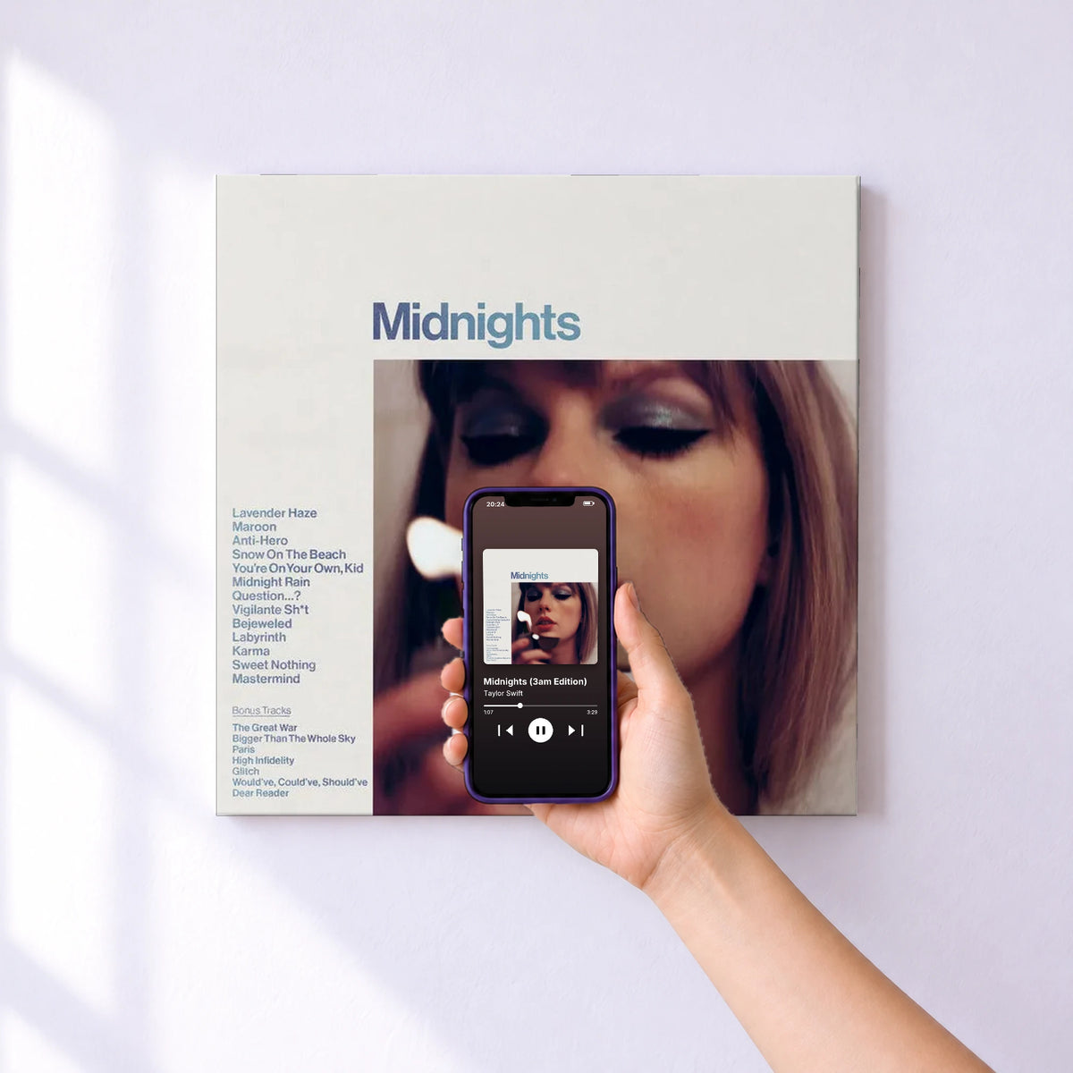 Affiche connectée Midnights (3am Edition) de Taylor Swift au mur : l'album se lance en approchant le téléphone