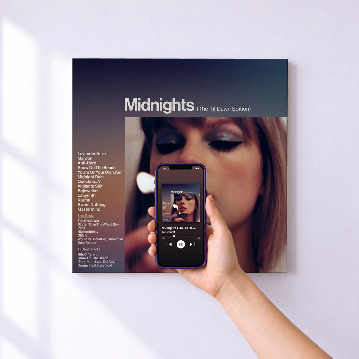 Affiche connectée Midnights (The Til Dawn Edition) de Taylor Swift au mur : l'album se lance en approchant le téléphone