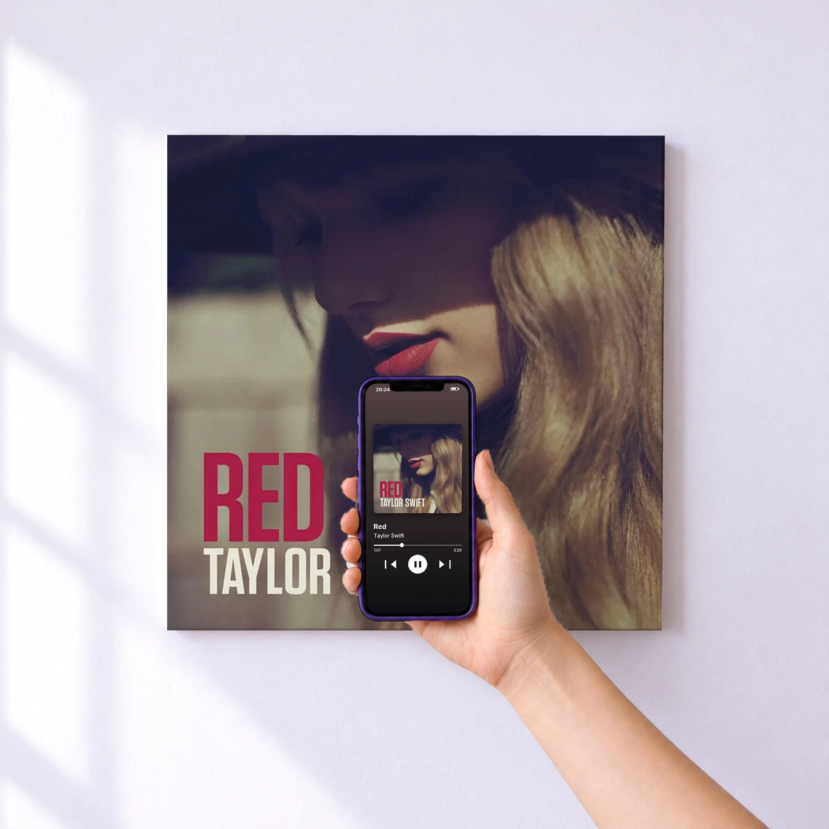 Affiche connectée Red de Taylor Swift au mur : l'album se lance en approchant le téléphone