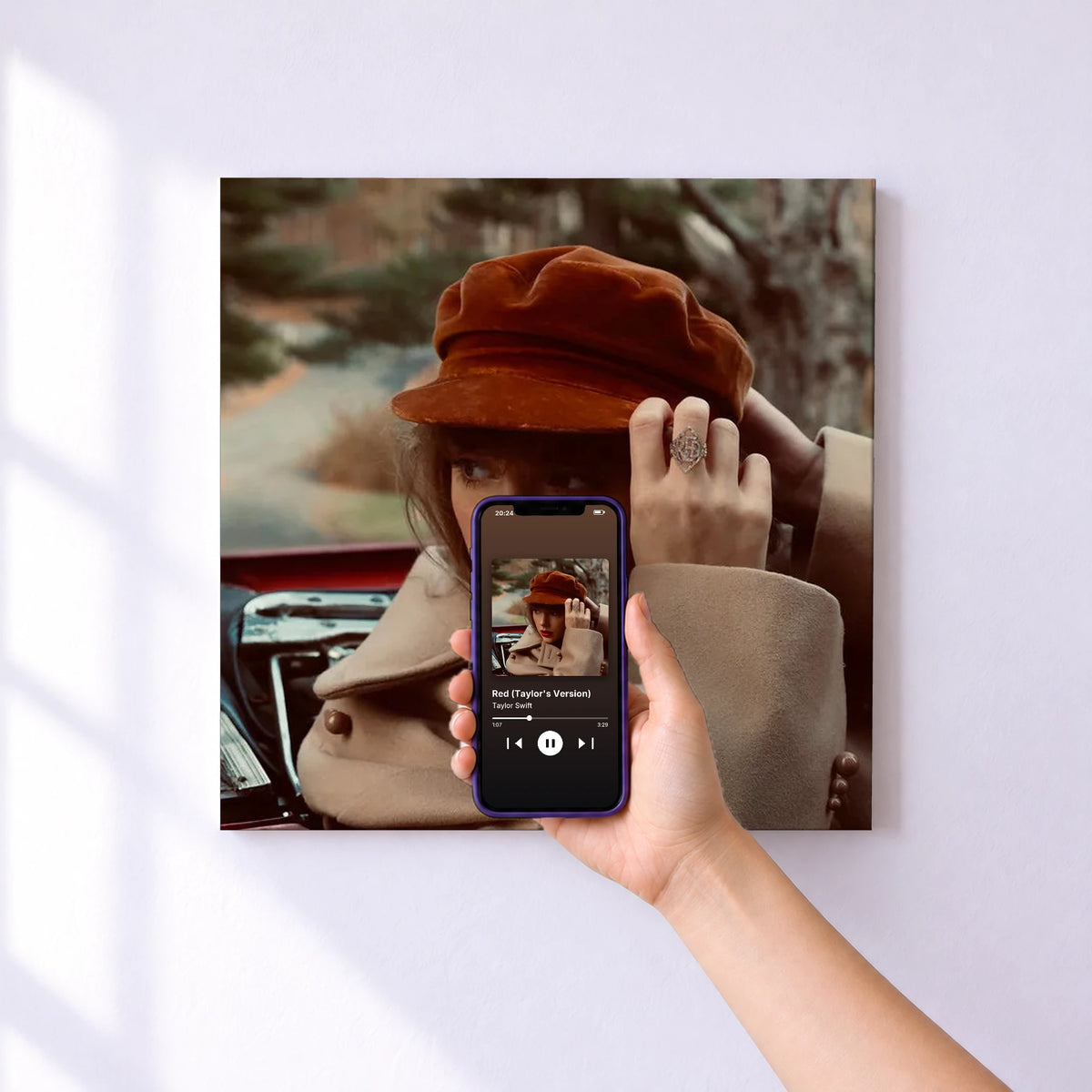 Affiche connectée Red (Taylor's Version) de Taylor Swift au mur : l'album se lance en approchant le téléphone