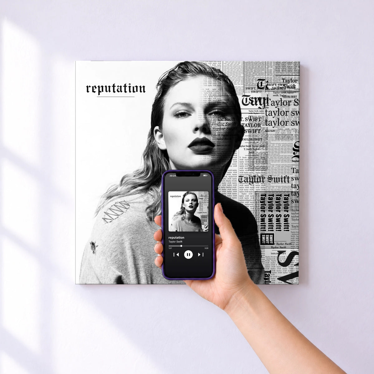 Affiche connectée reputation de Taylor Swift au mur : l'album se lance en approchant le téléphone