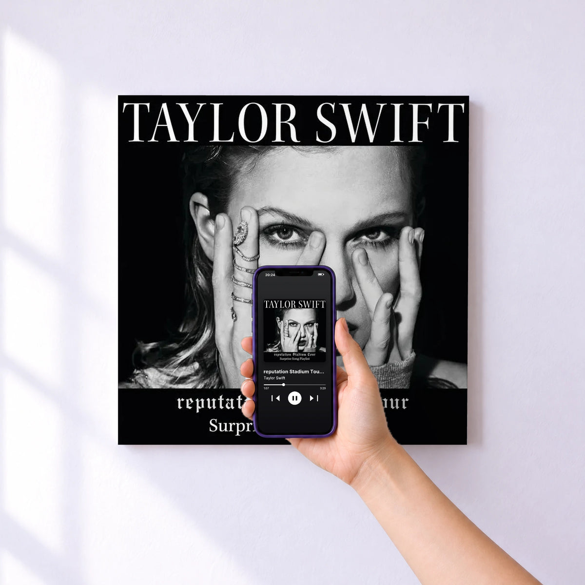 Affiche connectée reputation Stadium Tour Surprise Song Playlist de Taylor Swift au mur : l'album se lance en approchant le téléphone