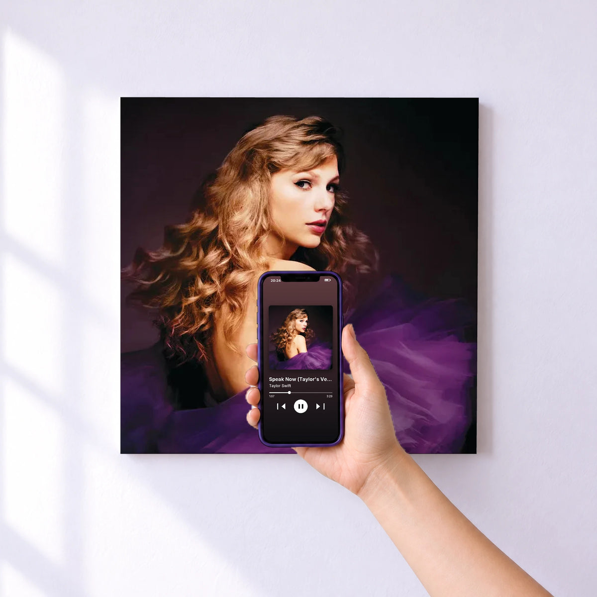 Affiche connectée Speak Now (Taylor's Version) de Taylor Swift au mur : l'album se lance en approchant le téléphone