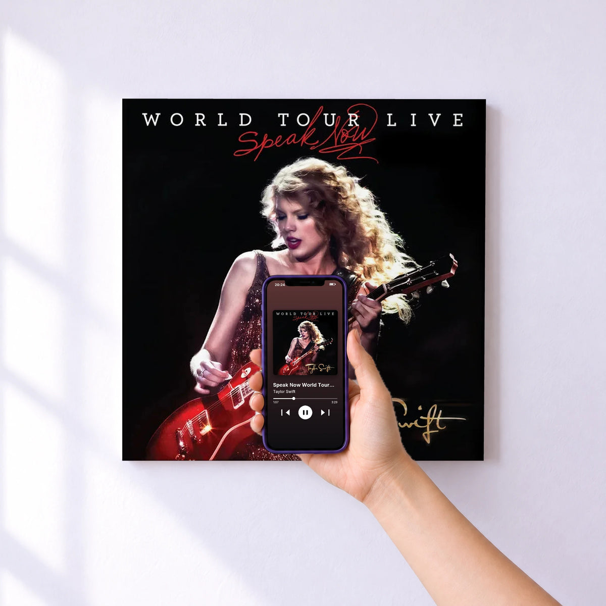 Affiche connectée Speak Now World Tour Live de Taylor Swift au mur : l'album se lance en approchant le téléphone