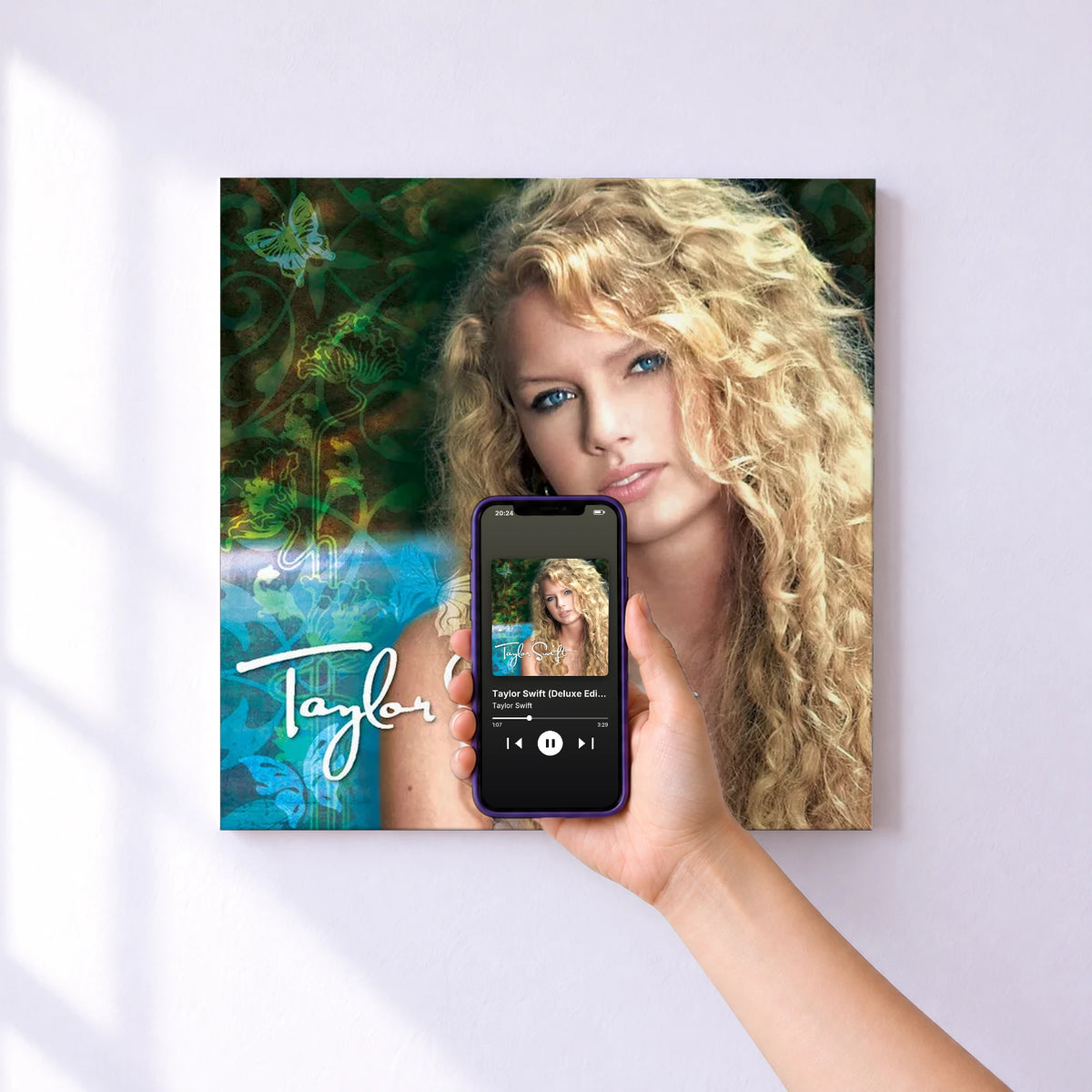 Affiche connectée Taylor Swift (Deluxe Edition) de Taylor Swift au mur : l'album se lance en approchant le téléphone