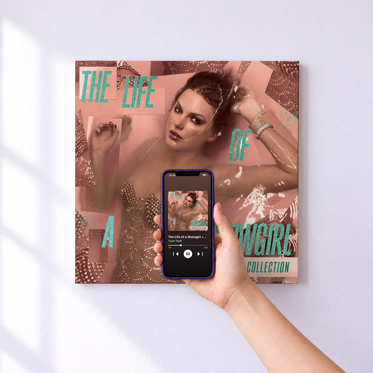 Affiche connectée The Life of a Showgirl + Acoustic Collection de Taylor Swift au mur : l'album se lance en approchant le téléphone