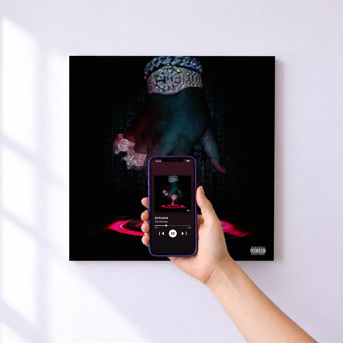 Affiche connectée Activated de Tee Grizzley au mur : l'album se lance en approchant le téléphone