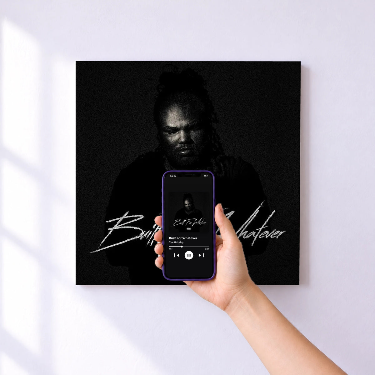 Affiche connectée Built For Whatever de Tee Grizzley au mur : l'album se lance en approchant le téléphone