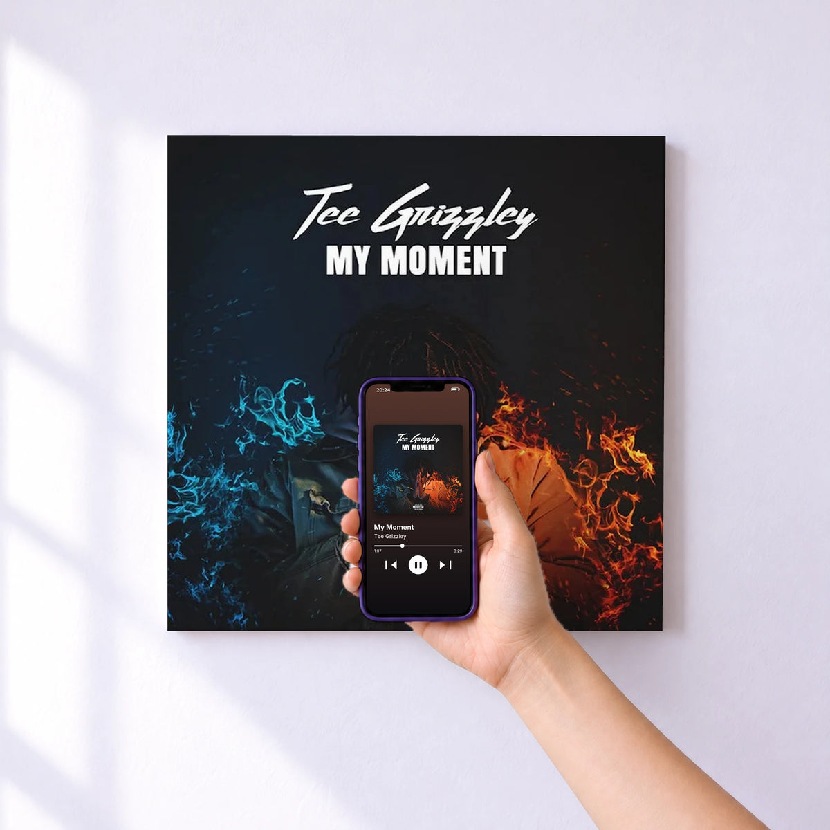 Affiche connectée My Moment de Tee Grizzley au mur : l'album se lance en approchant le téléphone