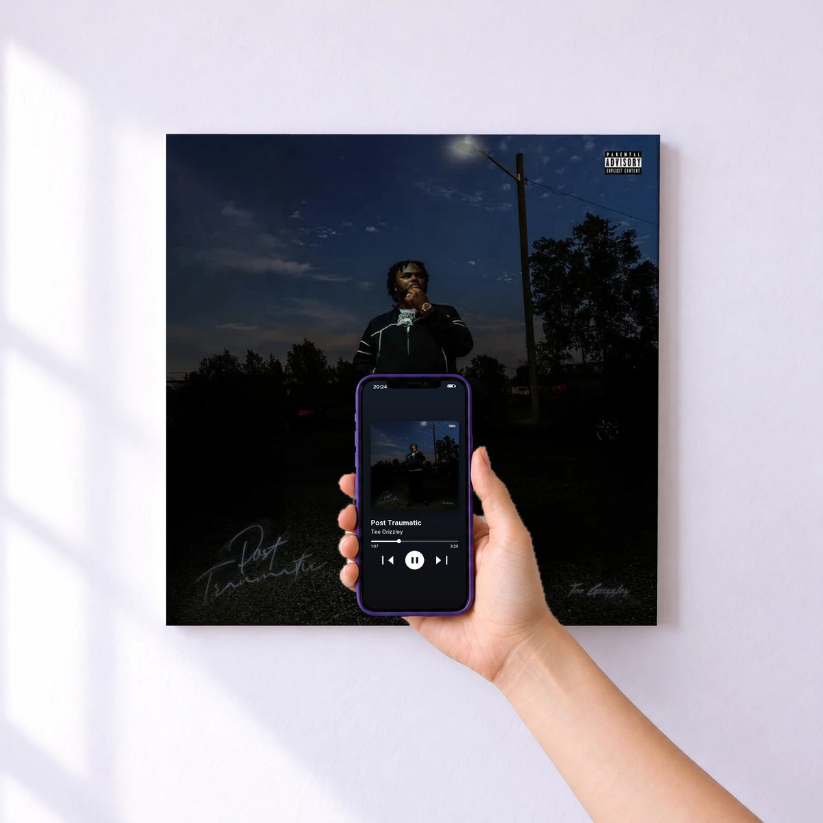 Affiche connectée Post Traumatic de Tee Grizzley au mur : l'album se lance en approchant le téléphone