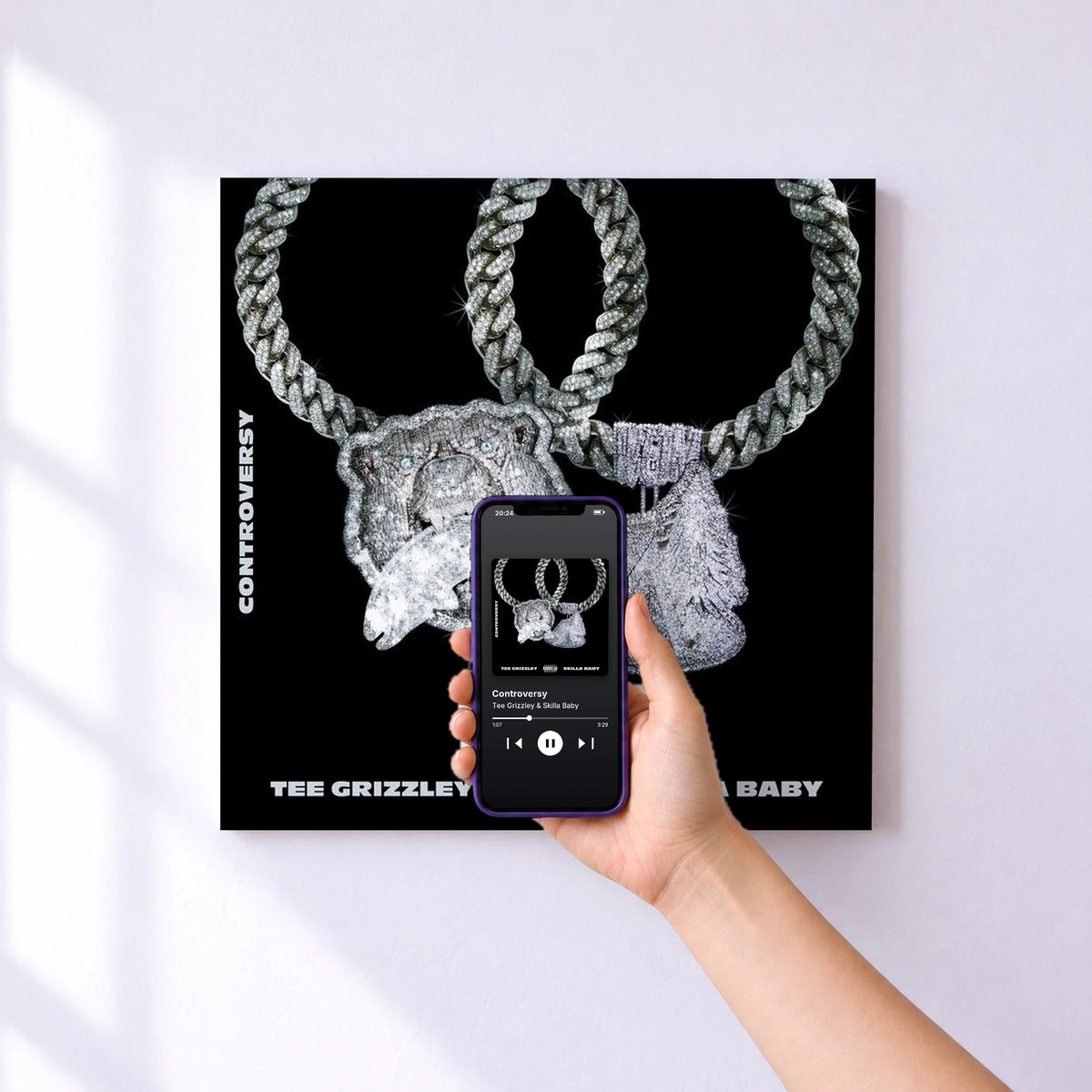 Affiche connectée Controversy de Tee Grizzley & Skilla Baby au mur : l'album se lance en approchant le téléphone