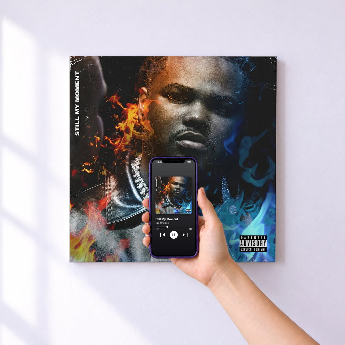 Affiche connectée Still My Moment de Tee Grizzley au mur : l'album se lance en approchant le téléphone