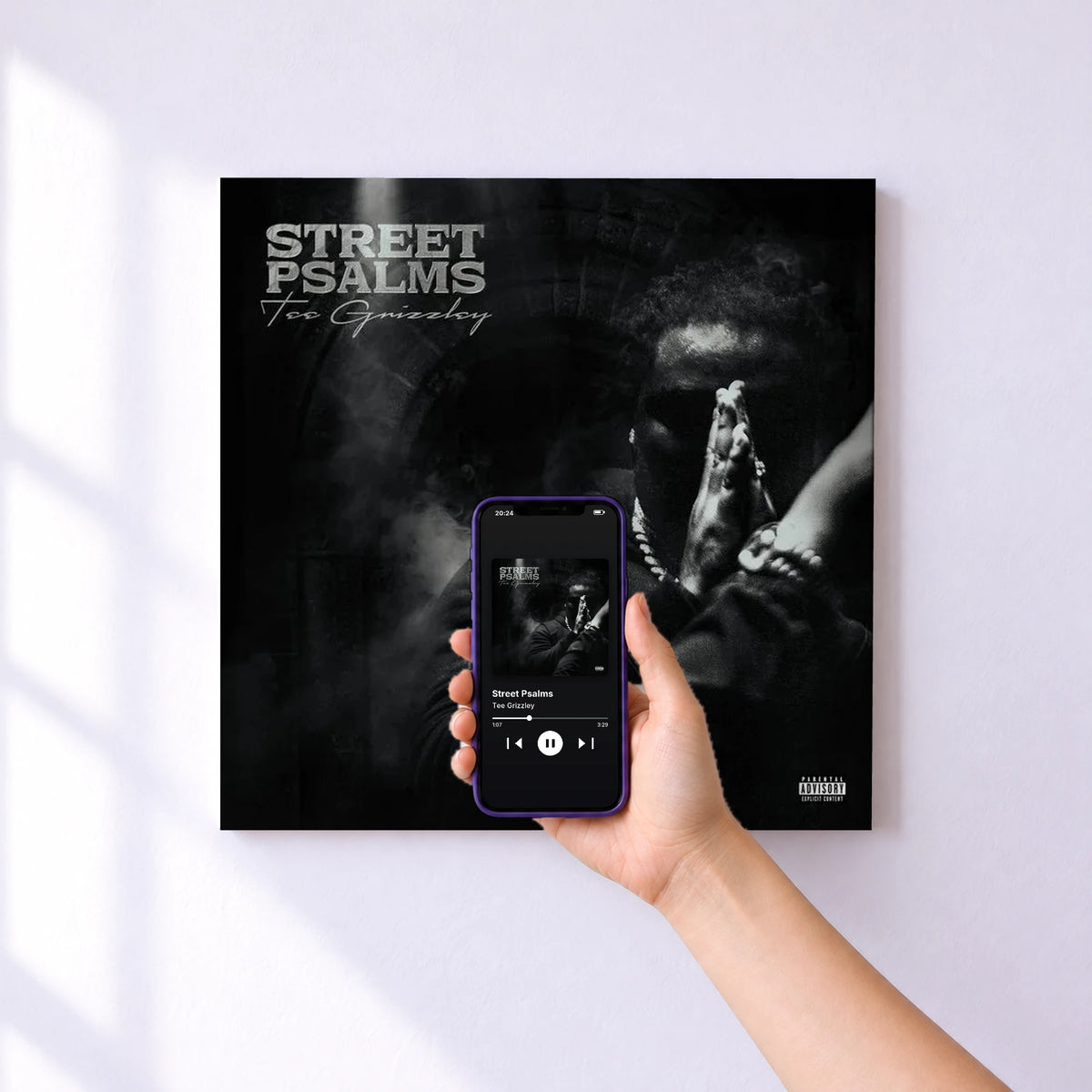 Affiche connectée Street Psalms de Tee Grizzley au mur : l'album se lance en approchant le téléphone