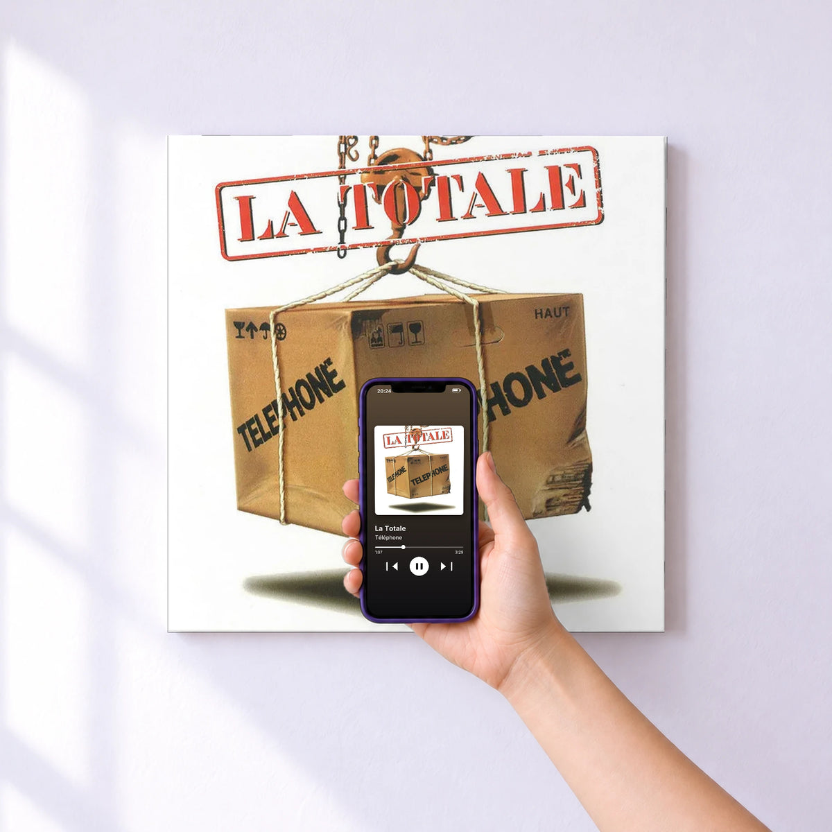 Affiche connectée La Totale de Téléphone au mur : l'album se lance en approchant le téléphone