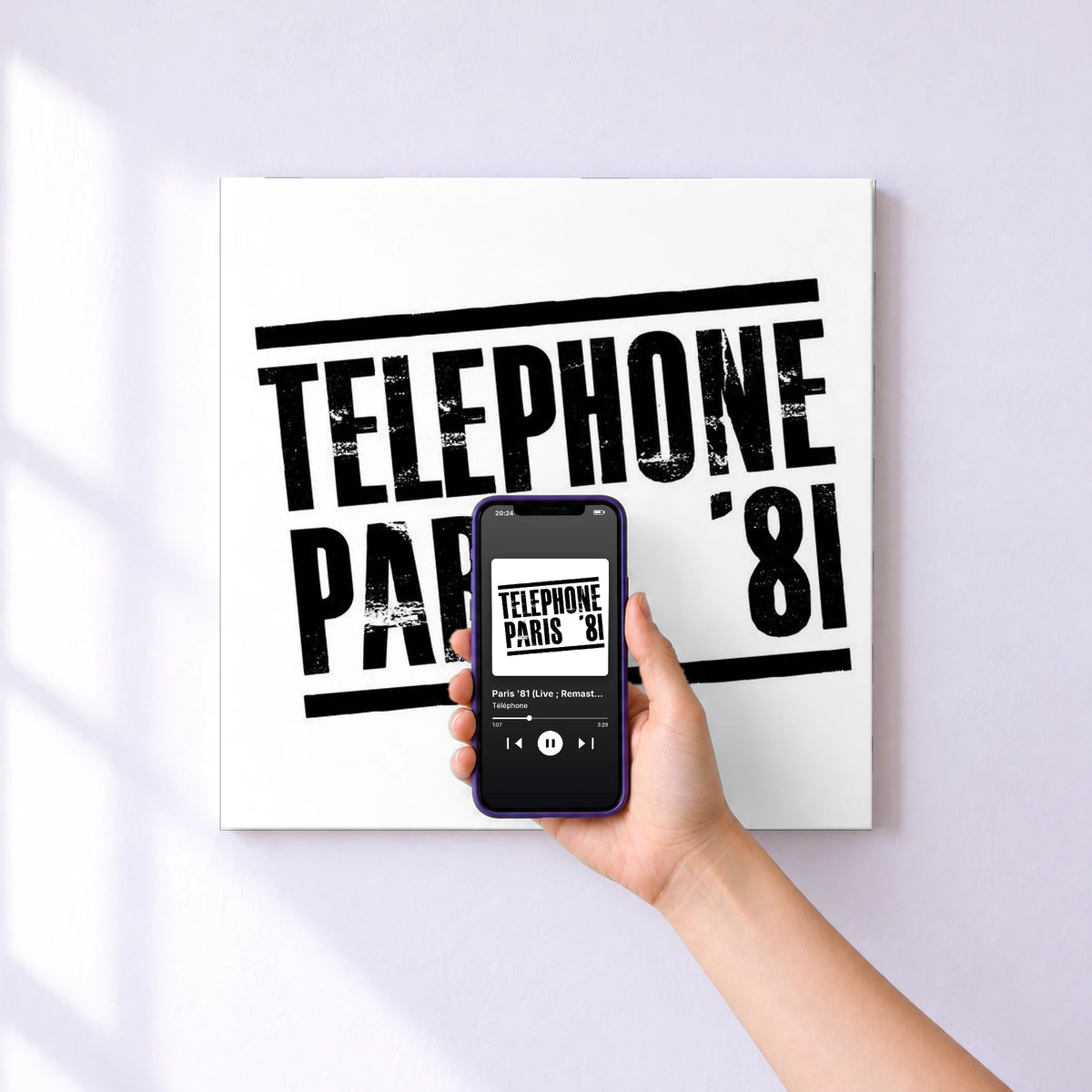 Affiche connectée Paris '81 (Live ; Remasterisé en 2015) de Téléphone au mur : l'album se lance en approchant le téléphone