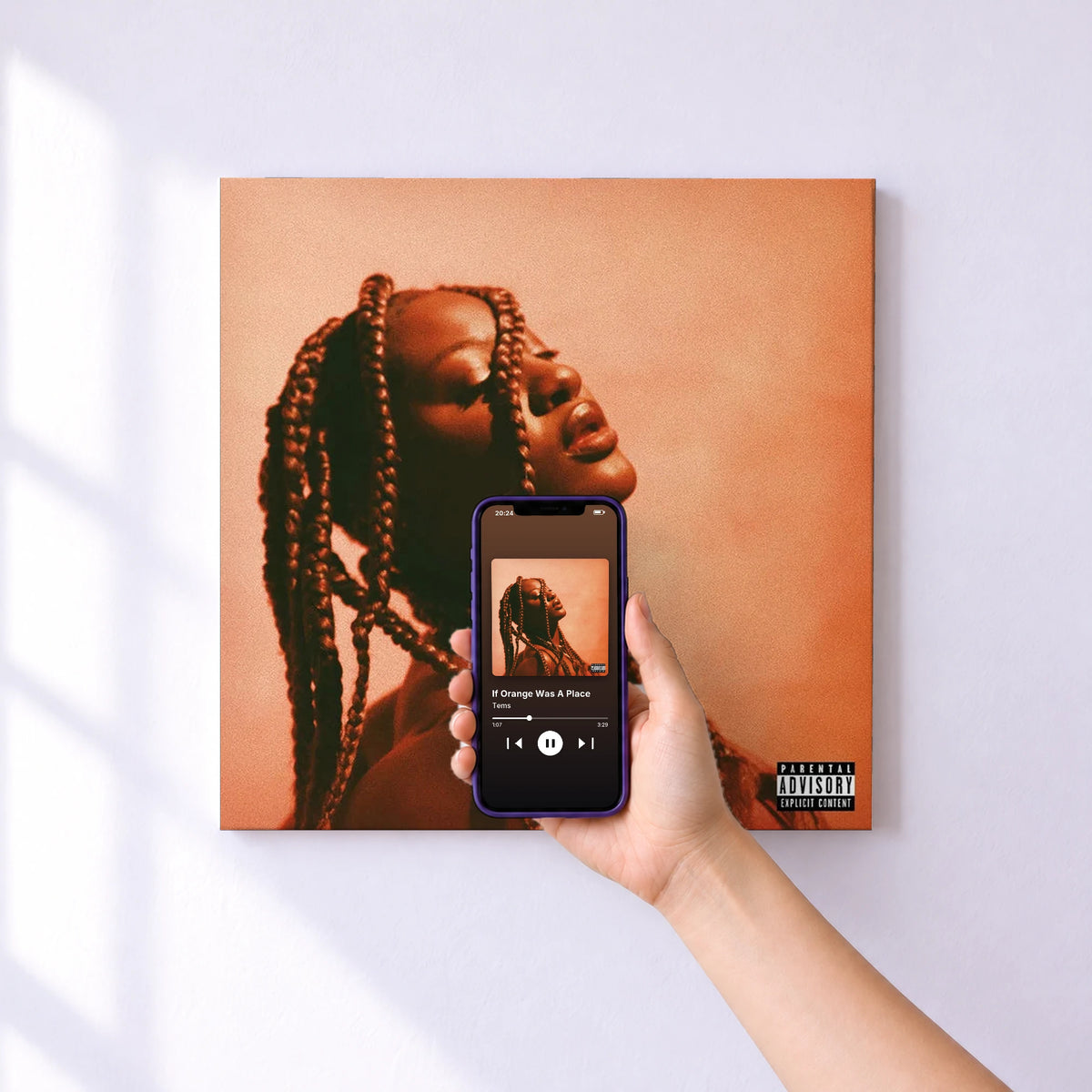 Affiche connectée If Orange Was A Place de Tems au mur : l'album se lance en approchant le téléphone