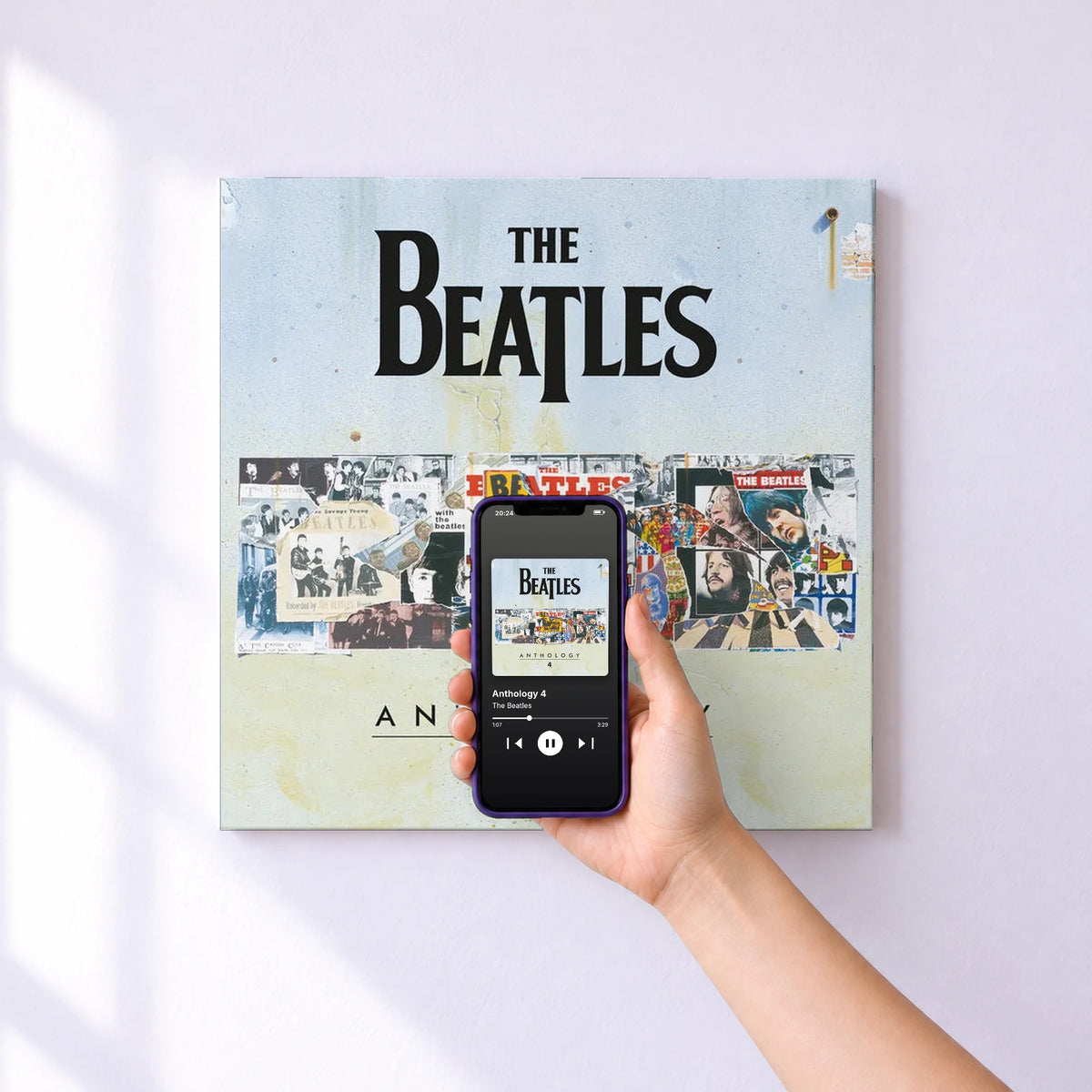 Affiche connectée Anthology 4 de The Beatles au mur : l'album se lance en approchant le téléphone