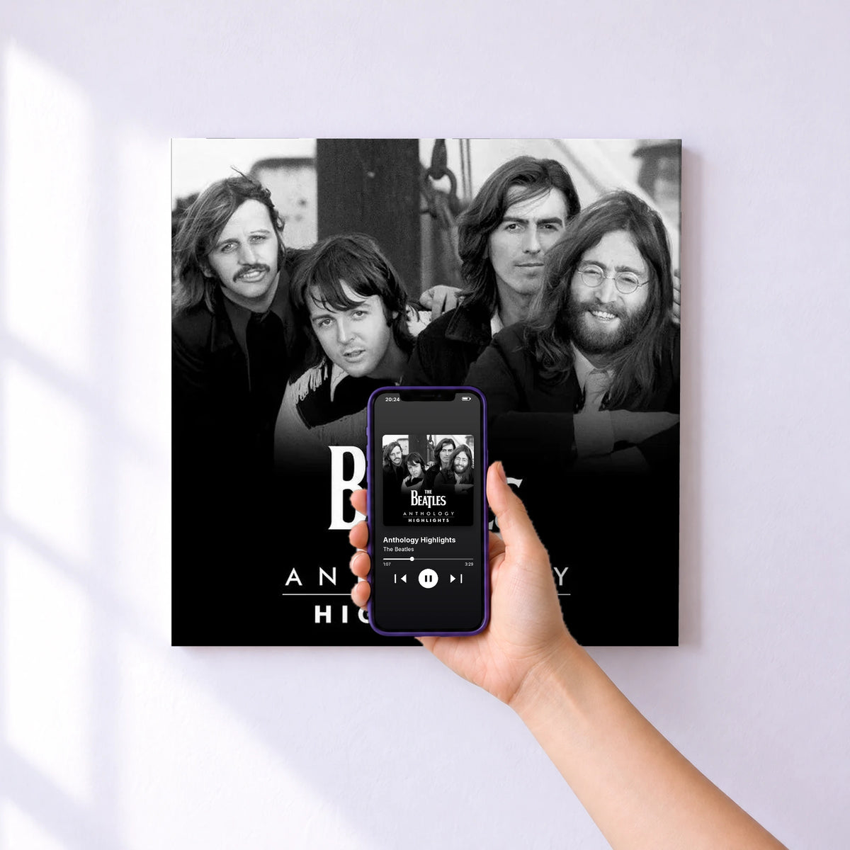 Affiche connectée Anthology Highlights de The Beatles au mur : l'album se lance en approchant le téléphone