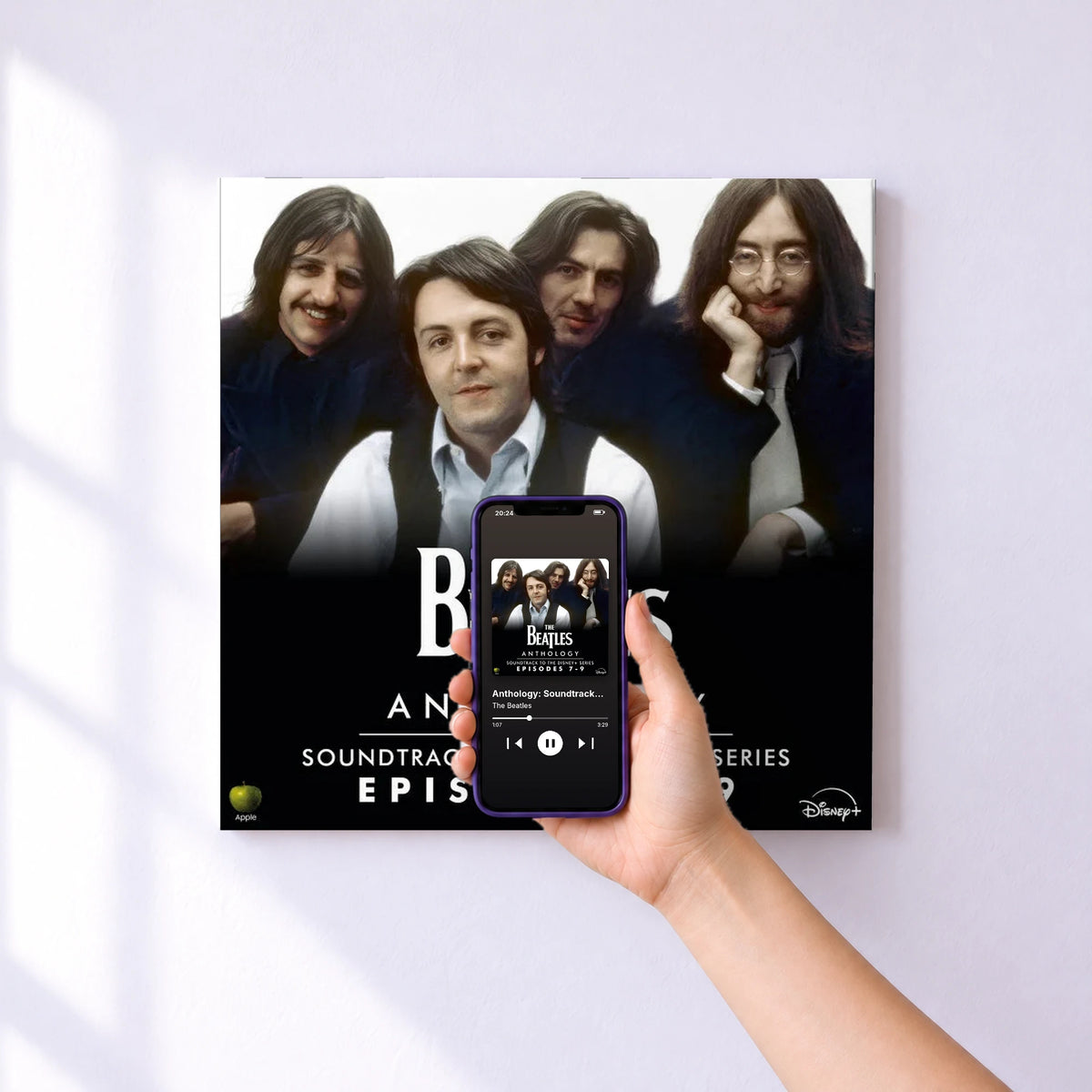 Affiche connectée Anthology: Soundtrack to the Disney+ Series (Episodes 7-9) de The Beatles au mur : l'album se lance en approchant le téléphone